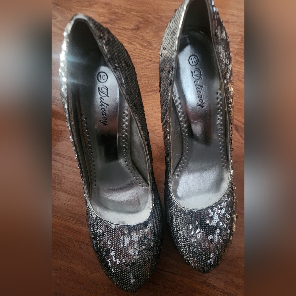 Womans size 10 heel Silver sequin shoes